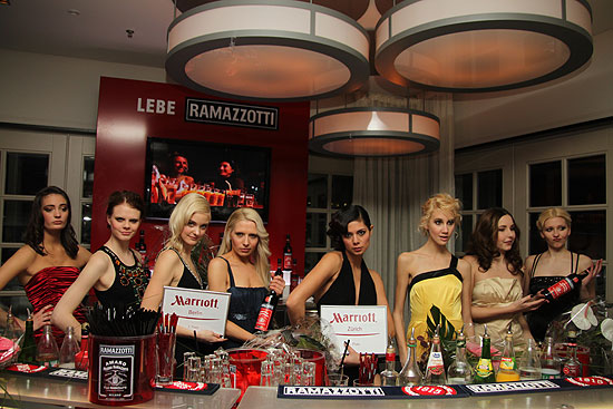 Einige der Teilnehmerinnen an der Ramazzotti Bar im Anschluß an den Contest: Michelle Weismann, Christina Brashnikowa, Lysann Geller, xxxx, Anna Jungbecker, Alena Ritter, Vanessa Lustig , Adele Jabs (v.l.n.r.) (Foto: MartiN Schmitz)